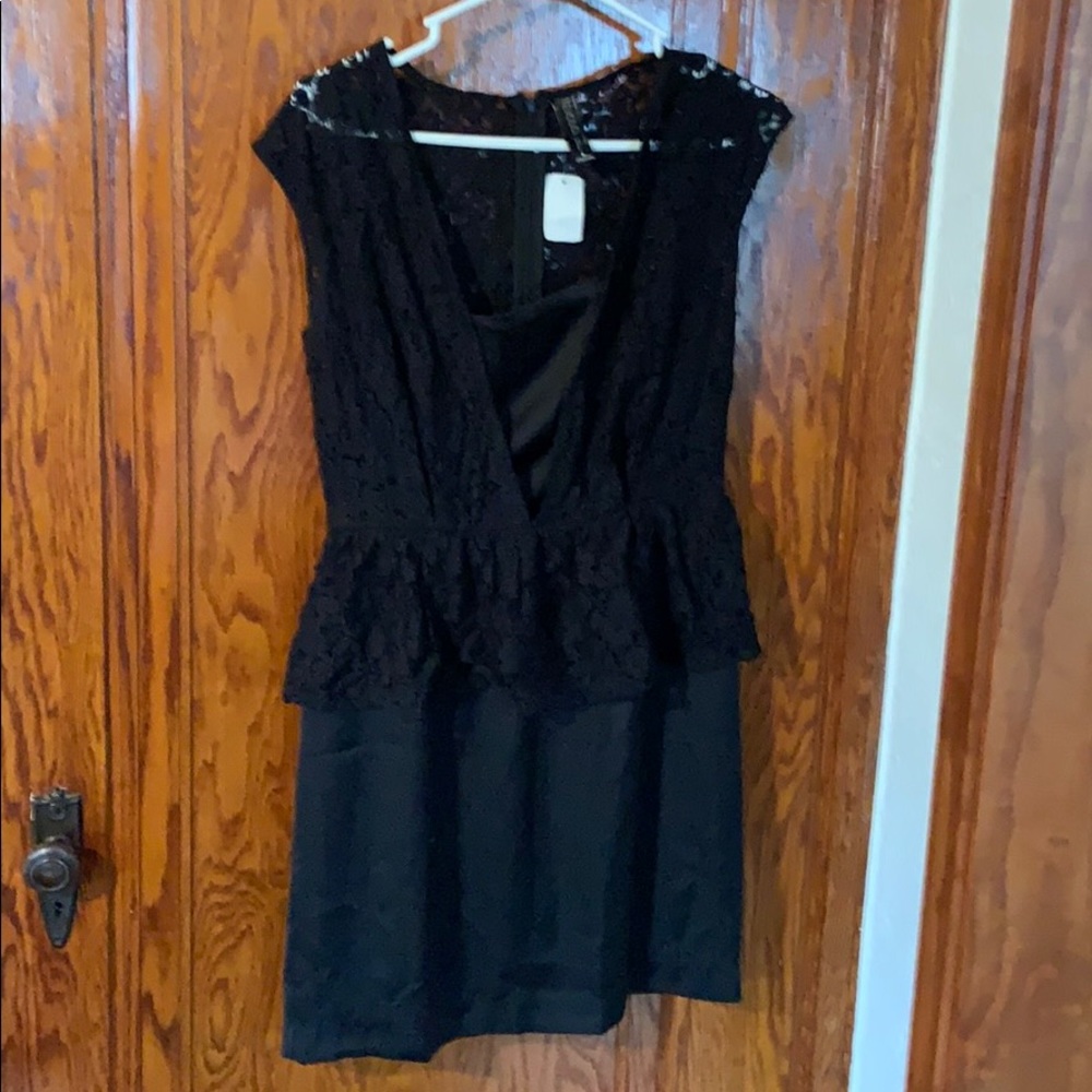 Black lacy cap sleeved dresss